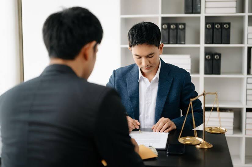 Right To A Lawyer In Singapore: Know Your Legal Rights & Options